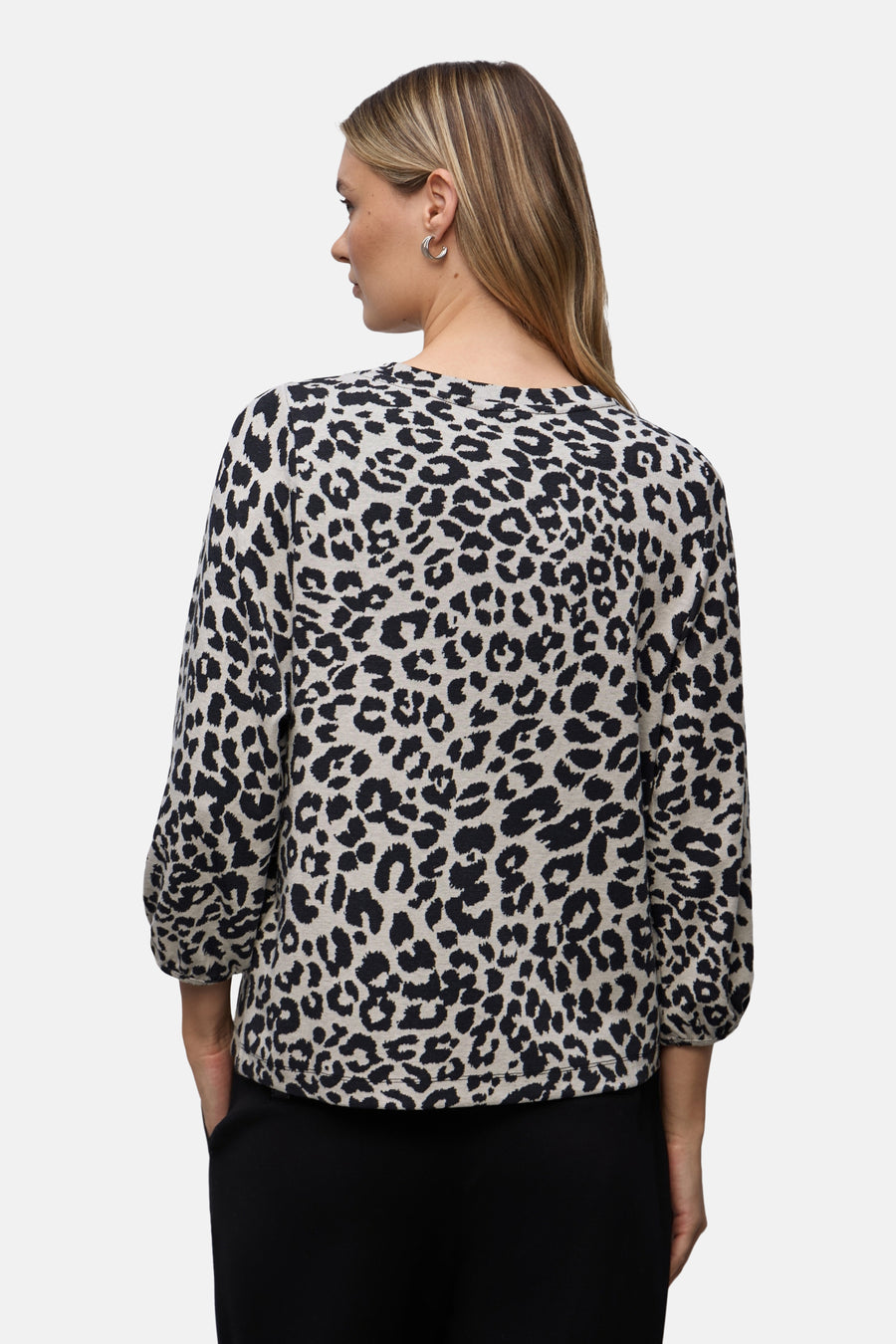 T-shirt à manches longues imprimé multicolore de STREET ONE, motif léopard en noir et blanc, vue de dos.