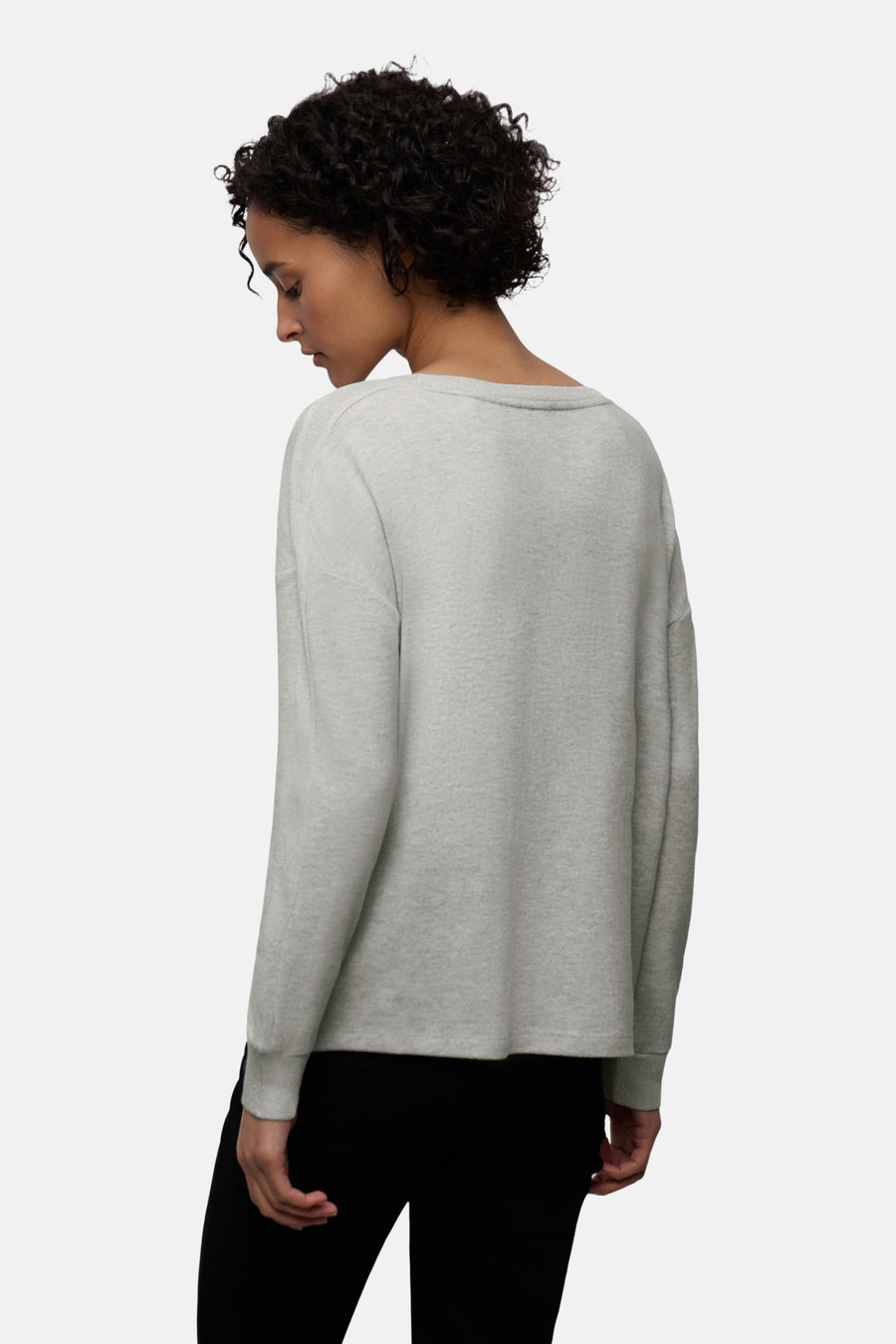 T-shirt à manches longues gris par STREET ONE, porté avec un pantalon noir, vue de dos.