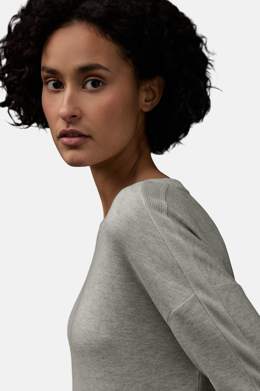 T-shirt à manches longues gris de STREET ONE, porté par un mannequin au teint chaud et aux cheveux bouclés.