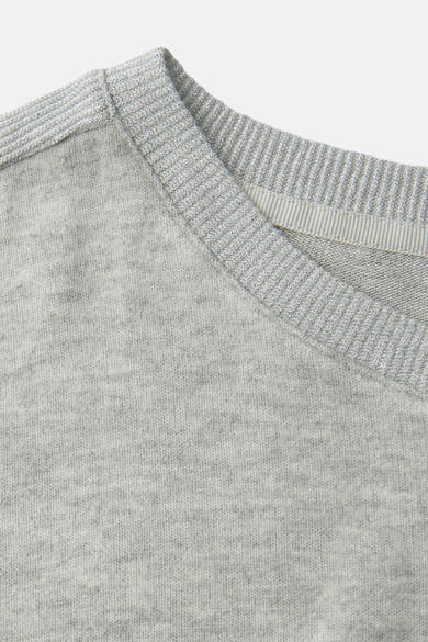 T-shirt à manches longues gris de Street One avec col rond en maille côtelée brillante.
