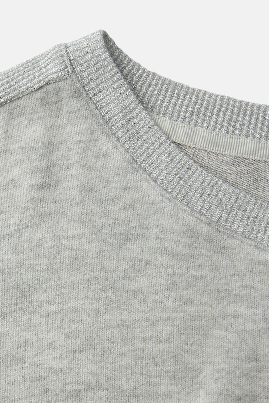 T-shirt à manches longues gris de Street One avec col rond en maille côtelée brillante.
