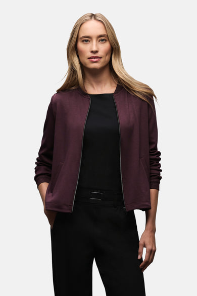 Gilet rouge de STREET ONE, porté sur un haut noir avec un pantalon noir classique.
