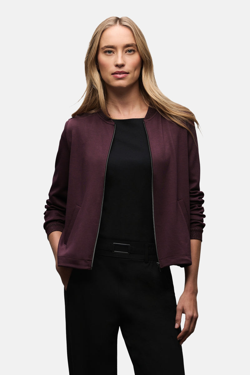Gilet rouge de STREET ONE, porté sur un haut noir avec un pantalon noir classique.