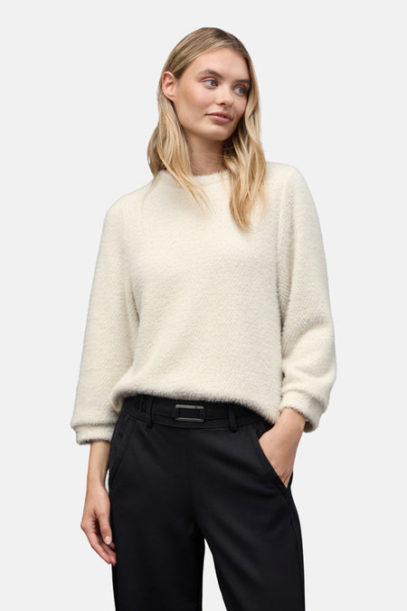 Ronde hals wit gebreid T-shirt van STREET ONE, gedragen met een zwarte broek en een bijpassende tas.