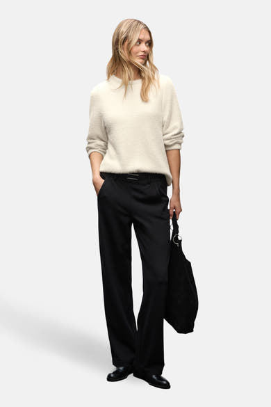 Pull col rond blanc en maille de STREET ONE, porté avec un pantalon noir et un sac assorti.