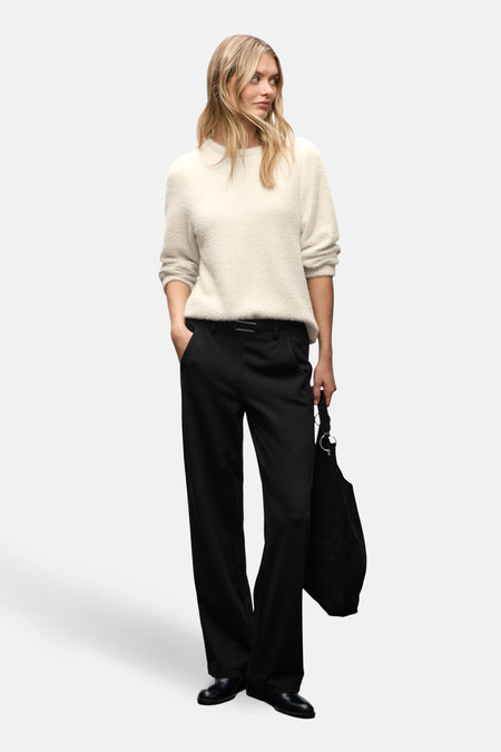 Pull col rond blanc en maille de STREET ONE, porté avec un pantalon noir et un sac assorti.