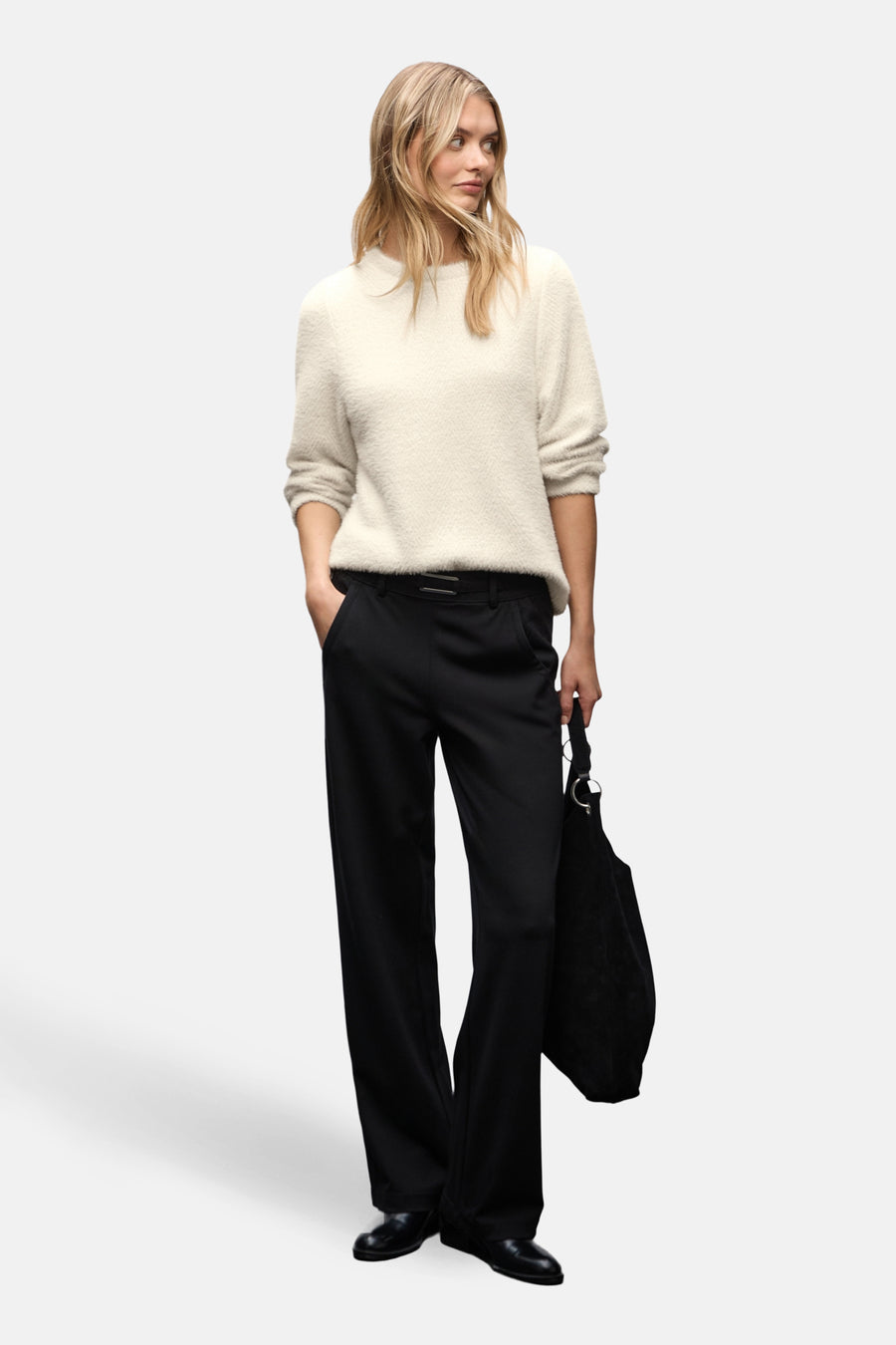 Pull col rond blanc en maille de STREET ONE, porté avec un pantalon noir et un sac assorti.