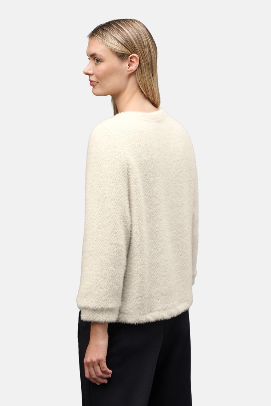 Pull col rond blanc de Street One, avec une texture duveteuse, porté avec un pantalon noir.