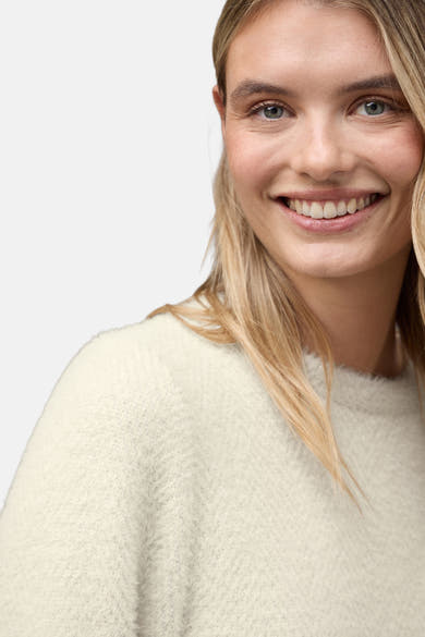Pull col rond blanc par Street One, en maille duveteuse portée par un mannequin souriant.
