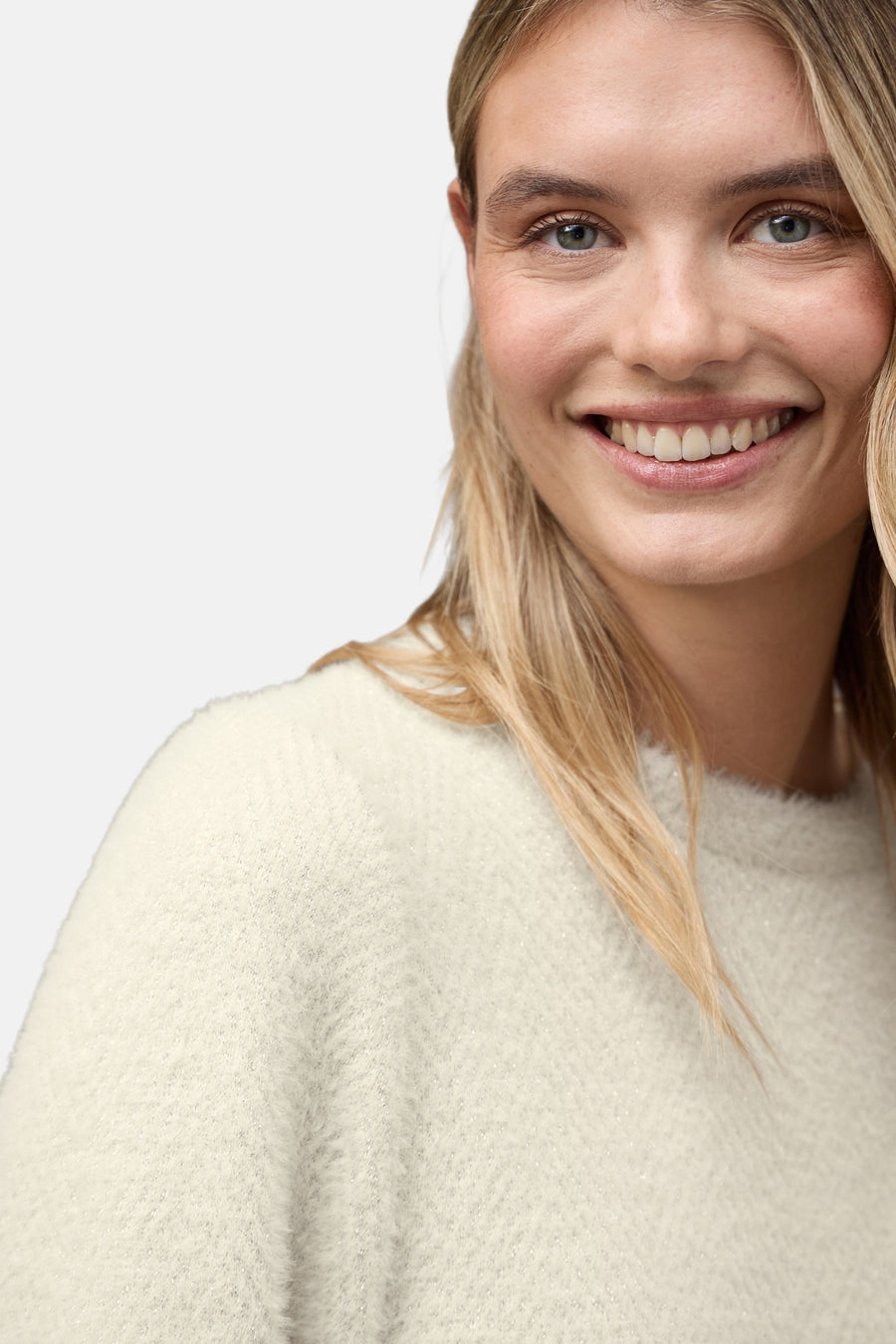 Pull col rond blanc par Street One, en maille duveteuse portée par un mannequin souriant.
