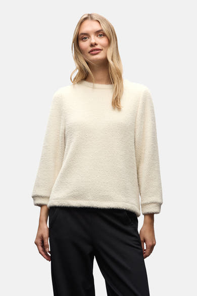 Pull col rond blanc de STREET ONE, porté avec un pantalon noir uni, texture douce et manches trois quarts.
