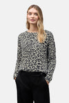 Multikleuren luipaardprint coltrui van STREET ONE, gedragen met een zwarte broek en enkellaarsjes.