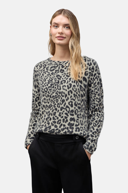 Multikleuren luipaardprint coltrui van STREET ONE, gedragen met een zwarte broek en enkellaarsjes.