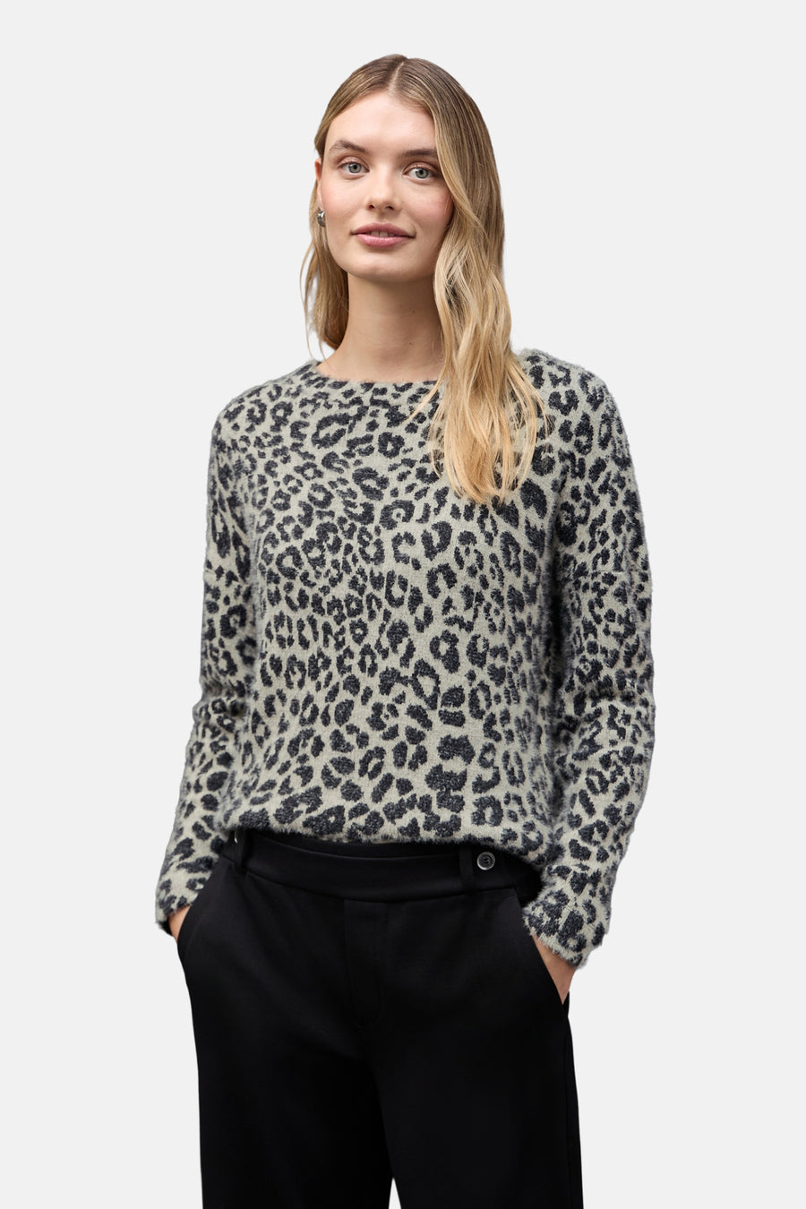 Multikleuren luipaardprint coltrui van STREET ONE, gedragen met een zwarte broek en enkellaarsjes.