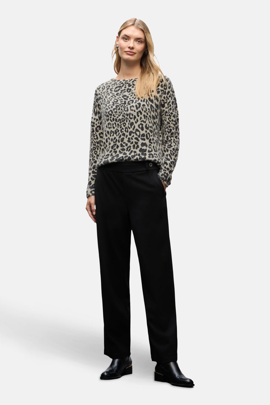 Pull ras du cou à motifs léopard multicolore par STREET ONE, porté avec un pantalon noir et des bottines.
