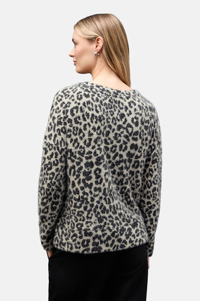 Ronde hals trui met luipaardprint van Street One, gedragen met een zwarte broek en zilveren oorbellen.