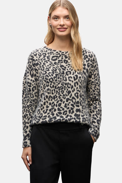 Multikleurige rondehals trui van STREET ONE met luipaardprint en effen zwarte broek.