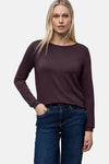 Rood T-shirt met lange mouwen van Street One, gedragen met een high-waisted jeans en zwarte enkellaarsjes.