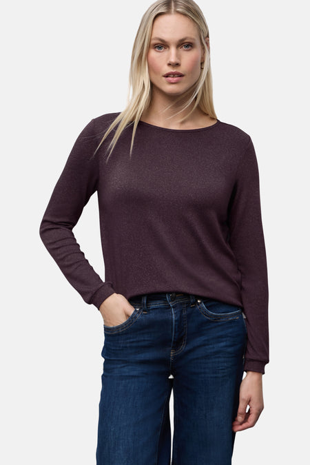 Rood T-shirt met lange mouwen van Street One, gedragen met een high-waisted jeans en zwarte enkellaarsjes.