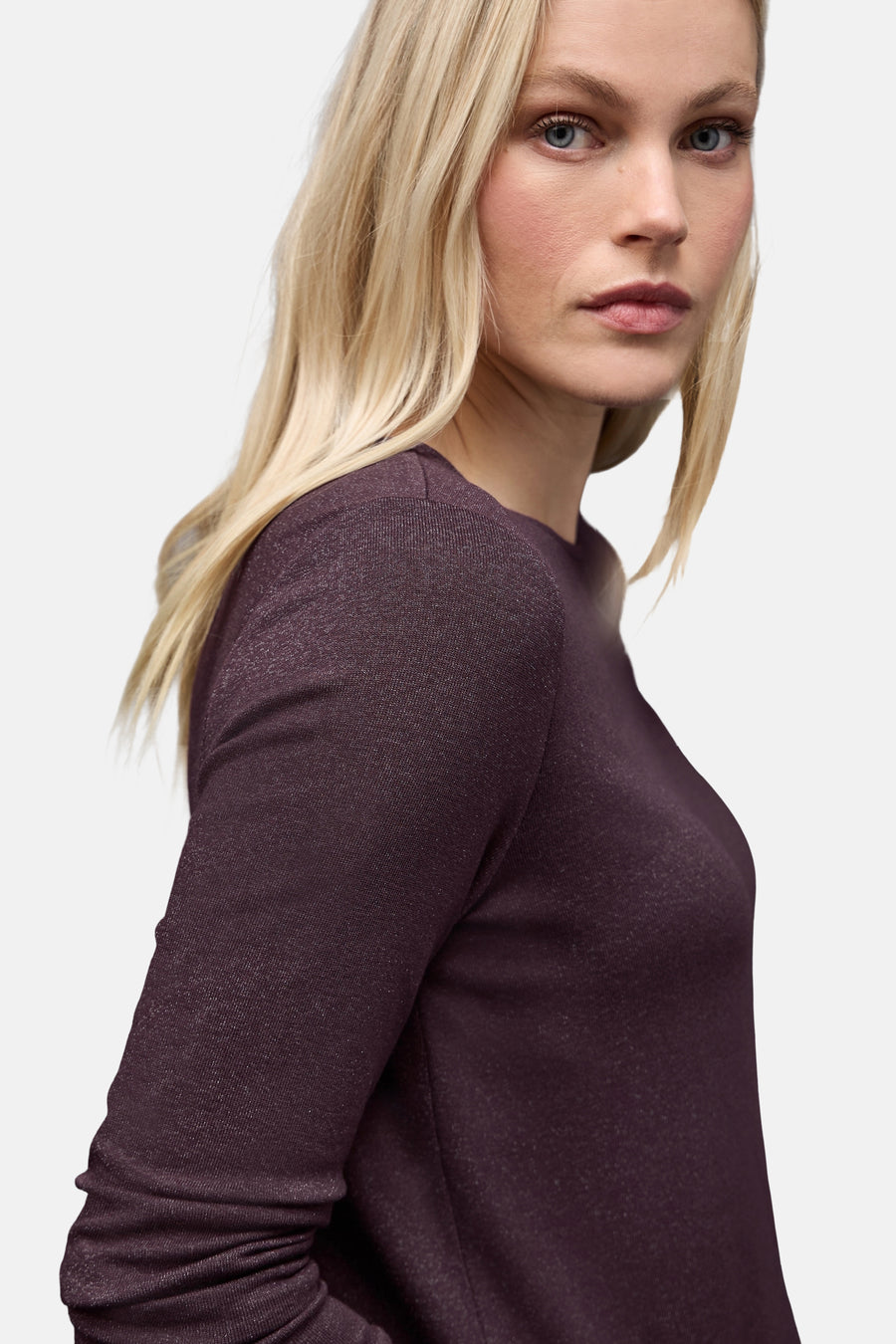 Rood T-shirt met lange mouwen van STREET ONE, gedragen door een blond model met blauwe ogen.