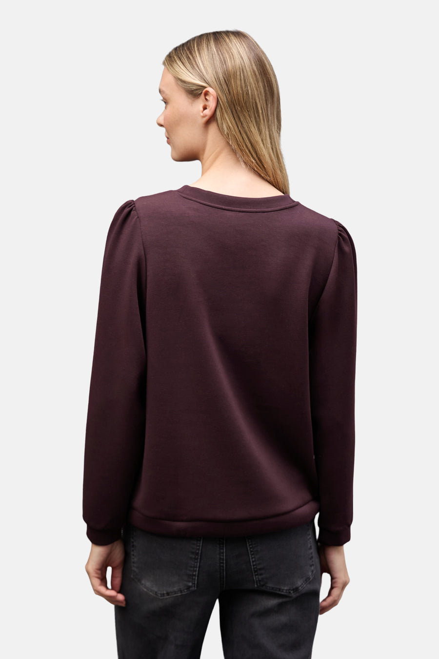 Sweat col rond rouge par STREET ONE, manches longues bouffantes, porté avec un jean.