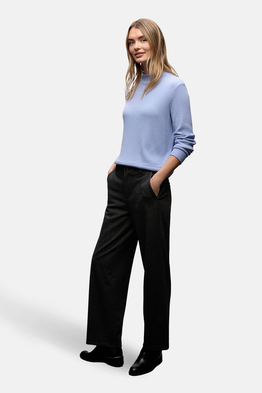 Top bleu à manches longues, de STREET ONE, porté avec un pantalon gris foncé et des bottines noires.
