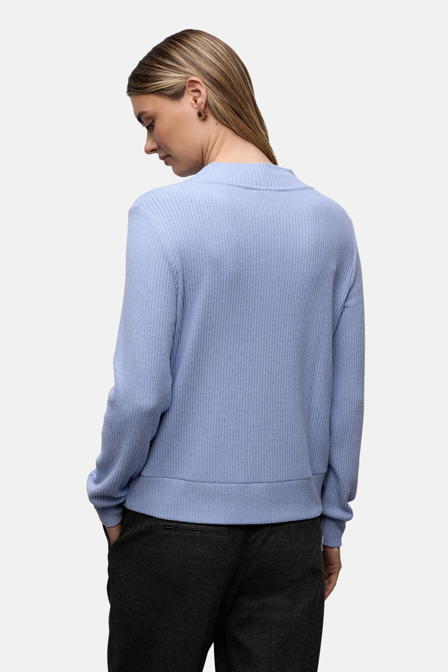Top bleu à manches longues de STREET ONE, texture côtelée, porté avec un pantalon foncé.
