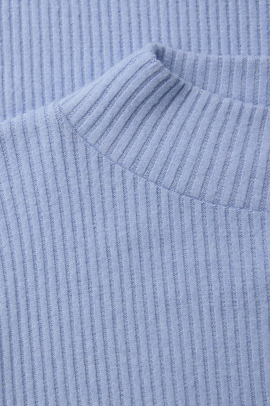 Top à manches longues bleu, de Street One, en tricot côtelé avec un col montant doux.
