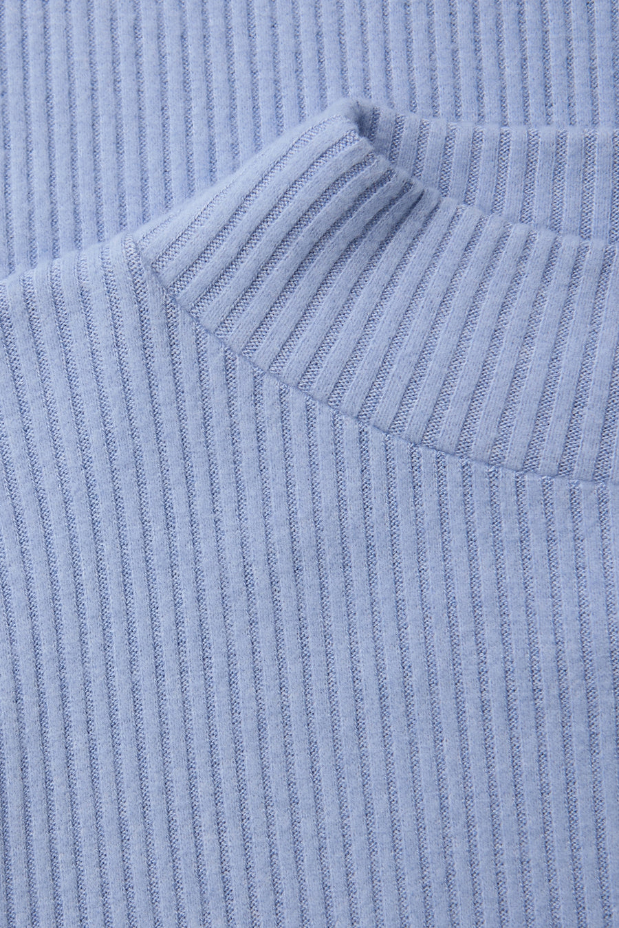 Top à manches longues bleu, de Street One, en tricot côtelé avec un col montant doux.
