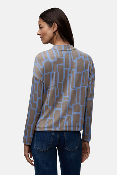 T-shirt à manches longues multicolore de Street One, avec motif géométrique bleu, porté avec un jean bleu foncé.
