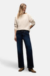 Top uni manches longues écru de STREET ONE, avec texture côtelée et coupe décontractée, porté avec un jean large et des bottines en daim.