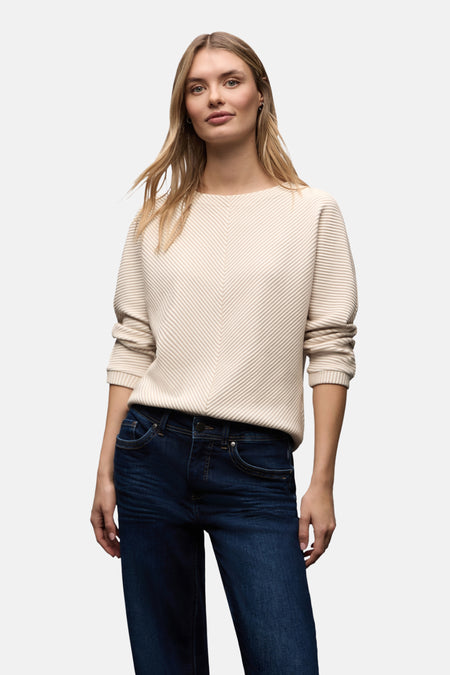 Top uni manches longues écru de Street One, porté avec un jean bleu foncé.