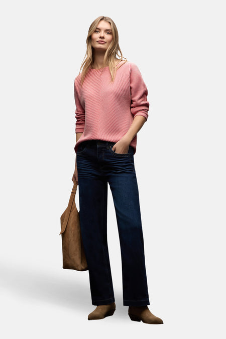 Top uni manches longues corail de Street One, porté avec un jean et des bottines marron.
