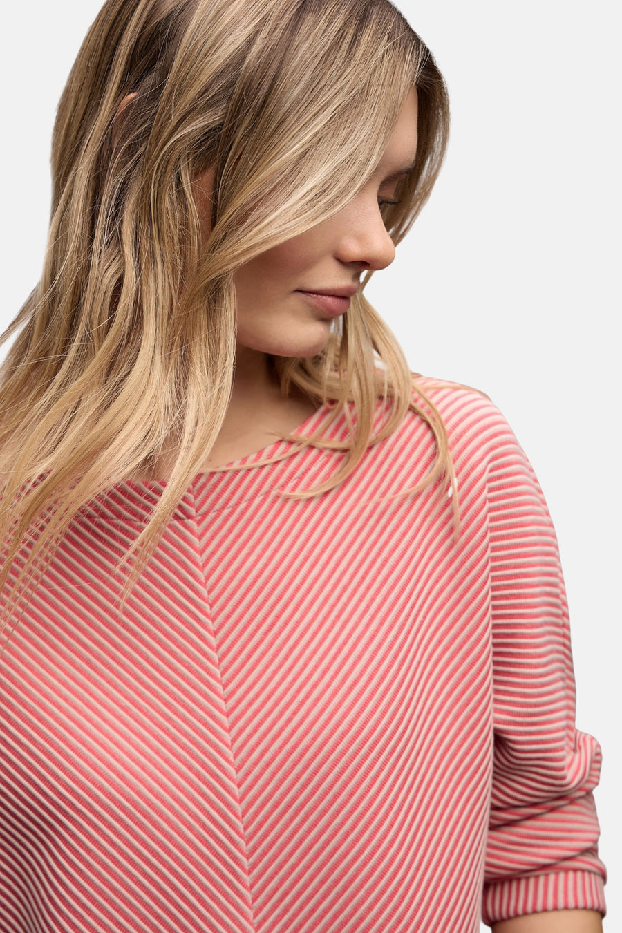 Top uni à manches longues corail par STREET ONE, à rayures diagonales avec un décolleté arrondi.