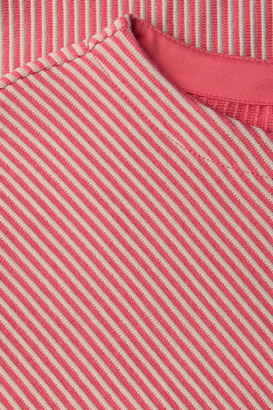 Top uni manches longues corail de STREET ONE avec un motif rayé rose et beige.