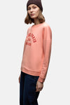 Sweat à col rond corail de STREET ONE avec motif rouge sur le devant et porté avec un bonnet marron.

