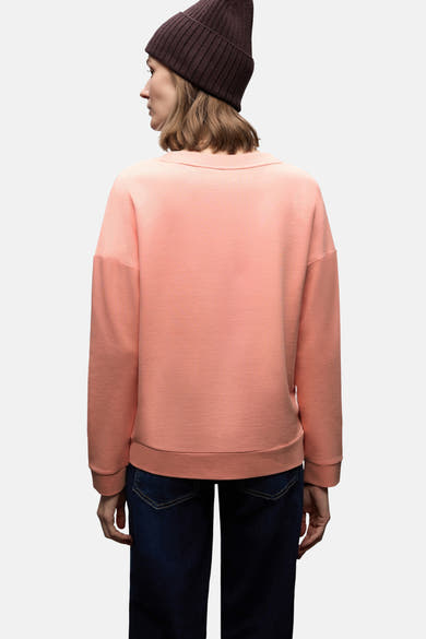 Sweat col rond corail de STREET ONE, porté avec un bonnet marron et un jean bleu, vue de dos.
