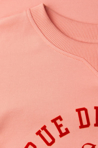 Sweat col rond corail de Street One, avec col côtelé et détail de logo rouge bordeaux.