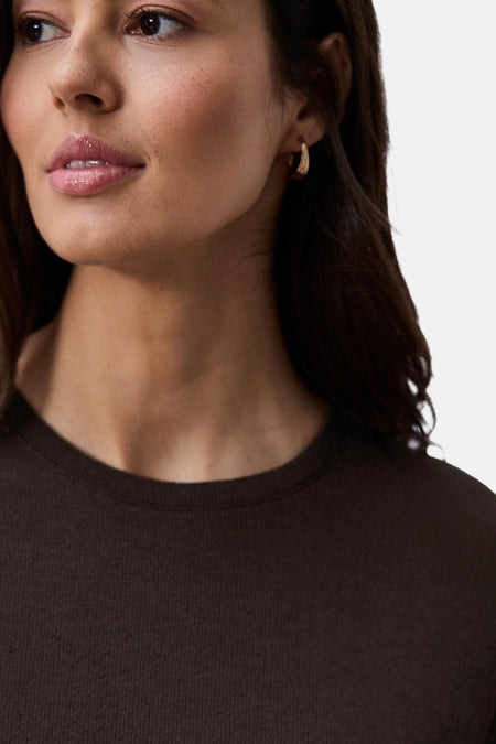 T-shirt côtelé brun de STREET ONE avec col rond, porté par une femme avec des boucles d'oreilles.