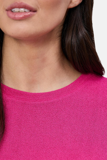 T-shirt rose de STREET ONE, col rond en maille fine, porté par une femme aux cheveux bruns.