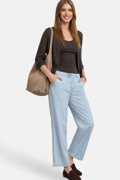 Gilet brun de STREET ONE, porté sur un débardeur foncé avec un pantalon ample bleu clair, un sac beige et des mocassins marron.