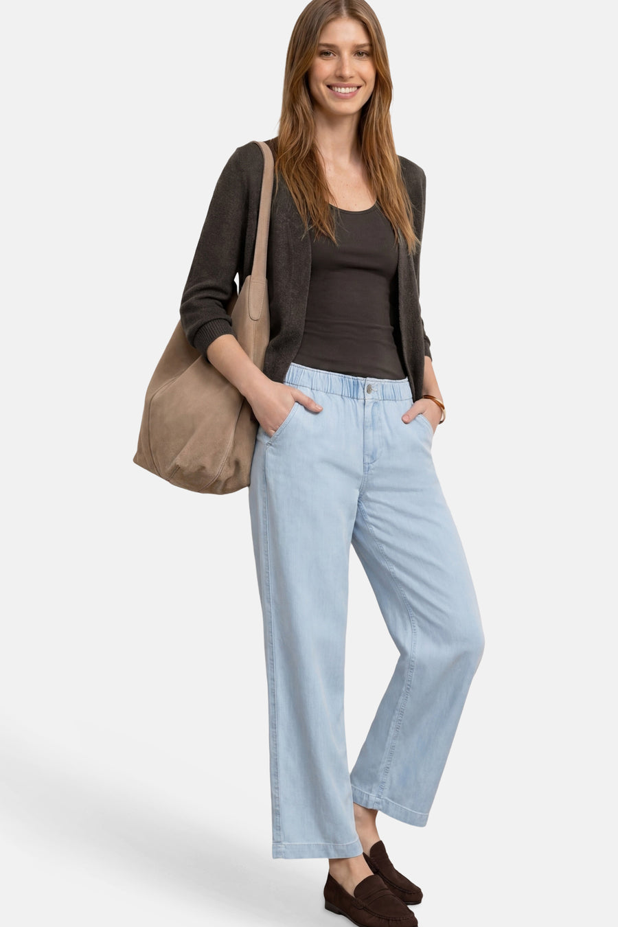 Gilet brun de STREET ONE, porté sur un débardeur foncé avec un pantalon ample bleu clair, un sac beige et des mocassins marron.
