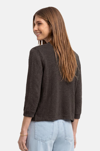 Gilet brun en maille de STREET ONE à manches 3/4, porté de dos par une femme souriante en jean clair avec un bracelet doré.