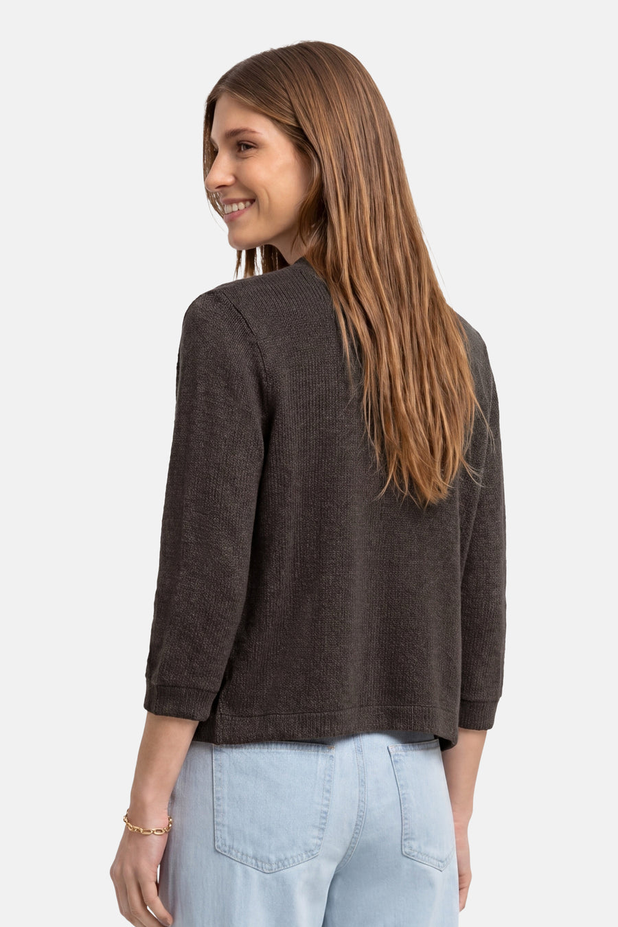 Gilet brun en maille de STREET ONE à manches 3/4, porté de dos par une femme souriante en jean clair avec un bracelet doré.