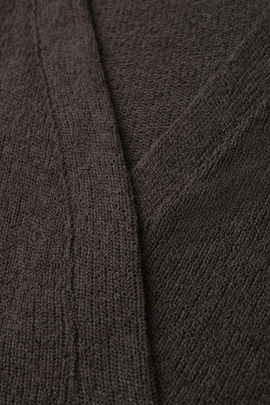 Gilet brun de STREET ONE en maille tricotée avec un empiècement diagonal montrant deux motifs de maille.