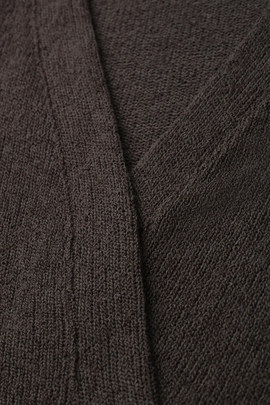 Gilet brun de STREET ONE en maille tricotée avec un empiècement diagonal montrant deux motifs de maille.