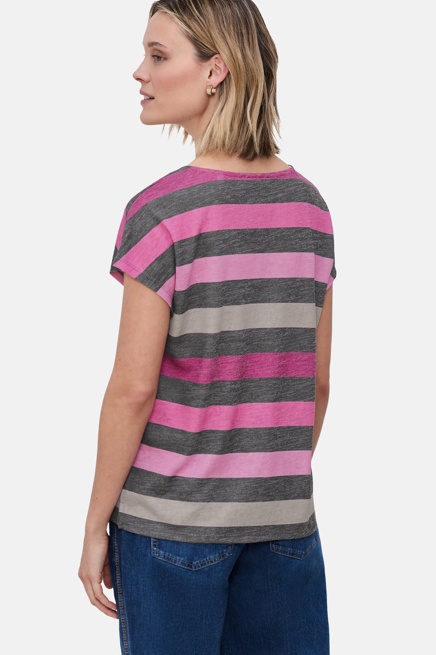T-shirt multicolore de STREET ONE à rayures roses, grises et grises claires, porté de dos par une femme avec un jean bleu.