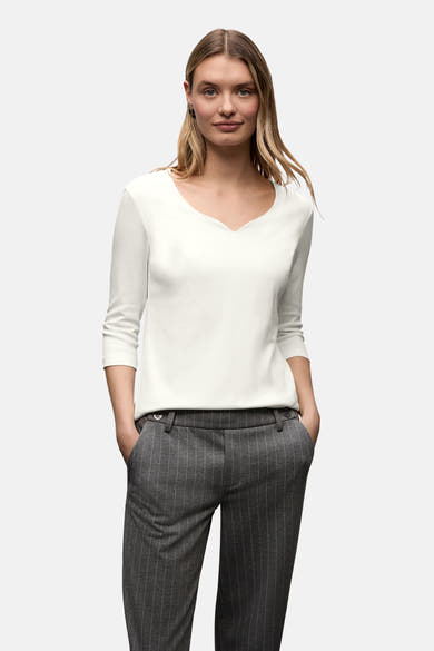 Wit T-shirt met korte mouwen van Street One, gedragen met een grijze gestreepte broek en een zwart jasje.