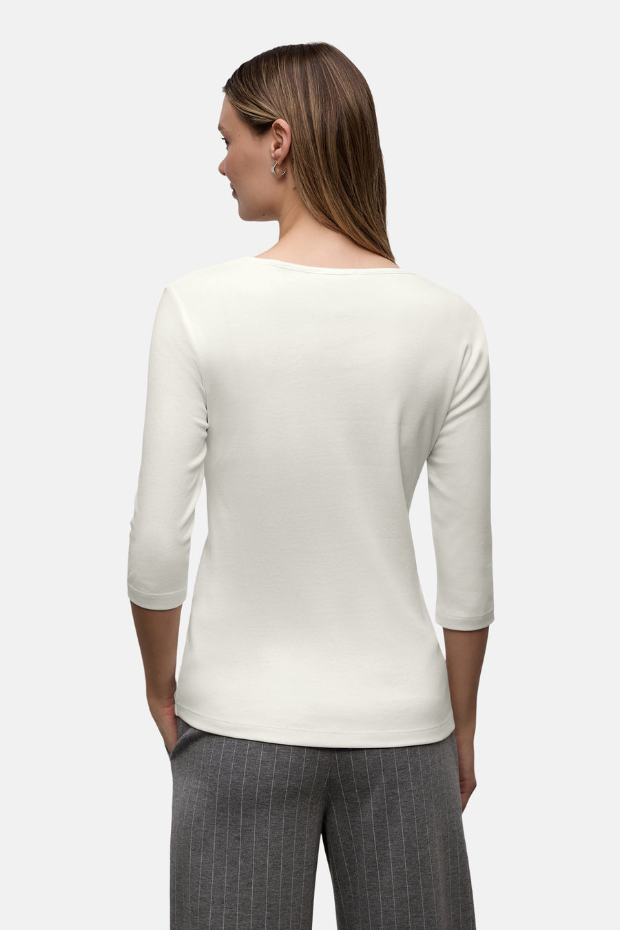Wit T-shirt met korte mouwen van Street One, van achteren gezien, gedragen met een grijze gestreepte broek.