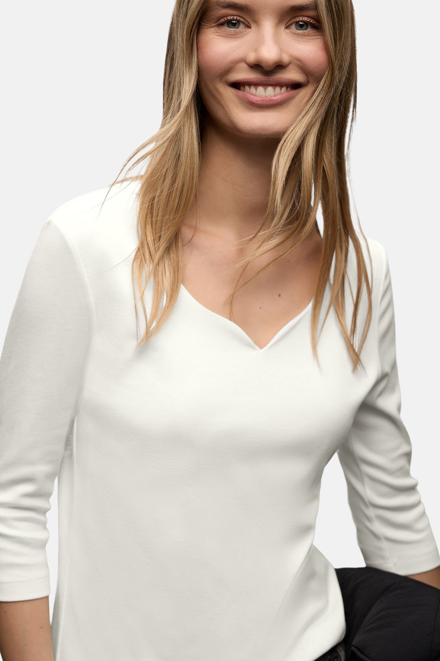 Wit T-shirt met driekwartmouwen van STREET ONE, met een V-hals en een nauwsluitende pasvorm.